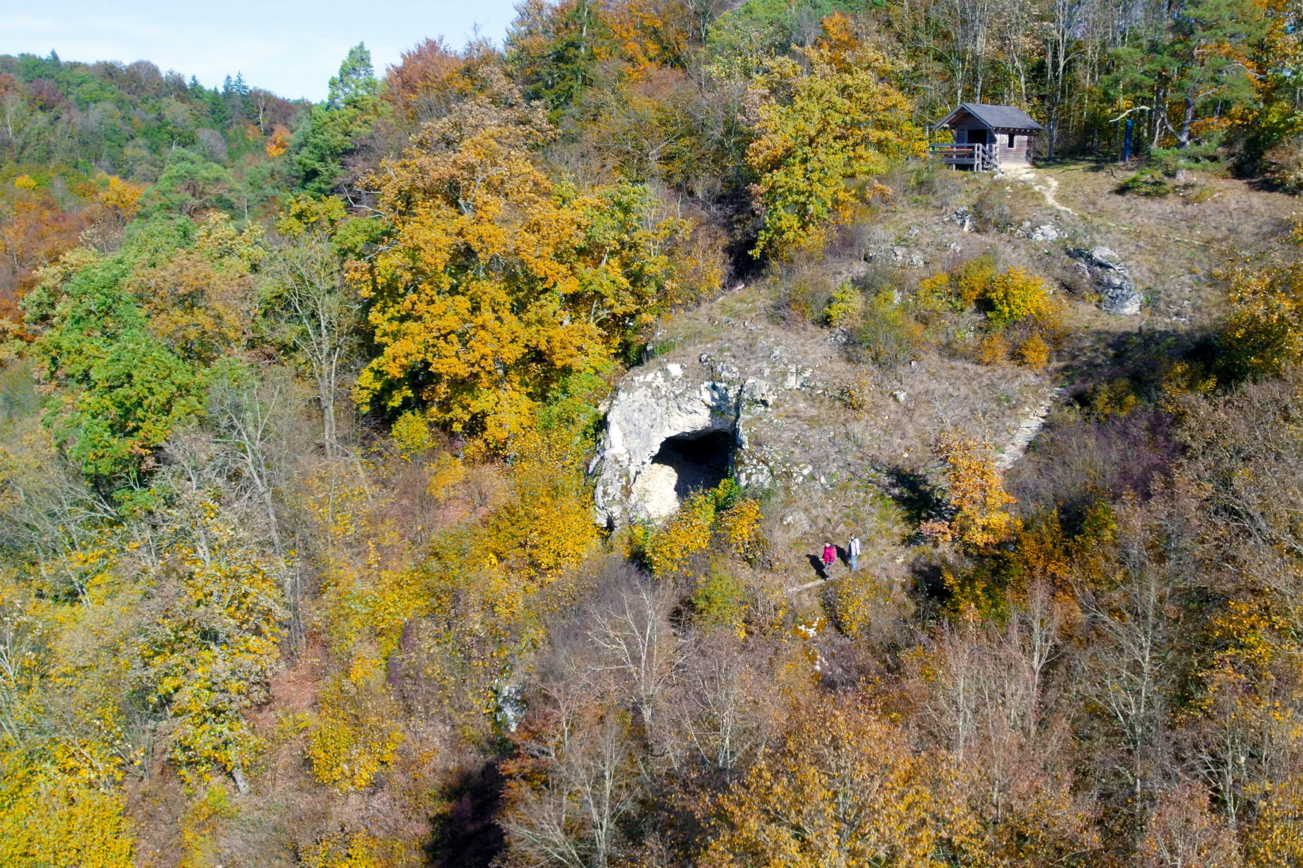 Bocksteinhöhle im Lonetal im Herbst